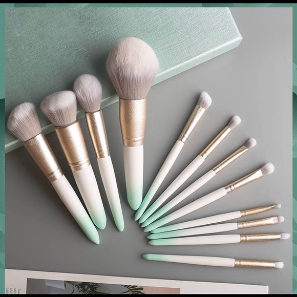 Long Island make up brushes. - Picture 2 of 6